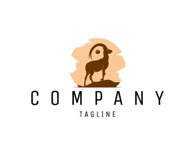 Beyaz arka planda izole edilmiş ay ışığı altında boynuzlu keçi. en iyi logolar, rozetler, amblemler, simgeler, 10 ses içinde kullanılabilir