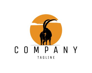 Uzun boynuzlu keçi logosu, beyaz arka plan ve harika bir günbatımı manzarası var. Logo, rozet, amblem, simge ve çıkartma tasarımı için en iyisi. 10 OS içinde vektör illüstrasyonu kullanılabilir.