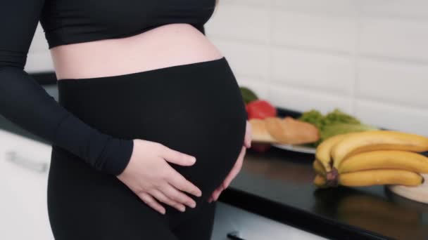 Žádná Tvář Těhotné Ženy Která Jemně Hladila Břiše Ovoce Zeleninu — Stock video