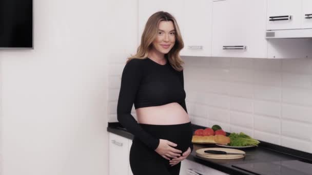 Glückliche Junge Frau Dritten Schwangerschaftsdrittel Hause Zukünftige Mutter Drückt Liebe — Stockvideo
