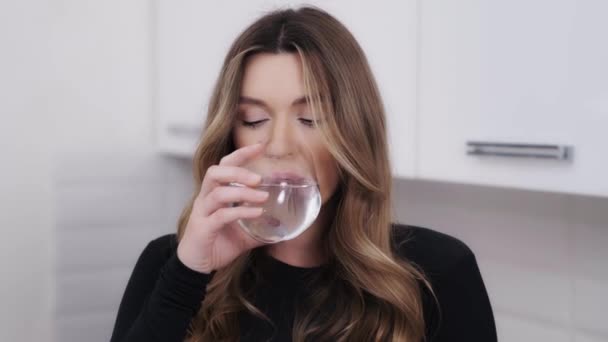 Zbliżenie Piękną Uśmiechniętą Kobietę Patrzącą Kamerę Pijącą Czystą Wodę Szkła — Wideo stockowe