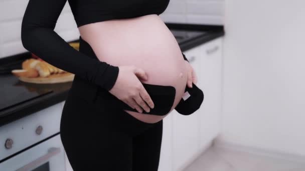 Keine Gesichtsaufnahme Einer Zukünftigen Mutter Die Hause Einen Schwangerschaftsverband Anlegt — Stockvideo