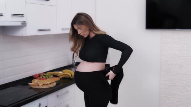 Zwangere Vrouw Gaat Koken Maaltijden Dus Zet Een Buik Band — Stockvideo