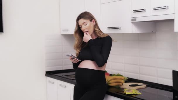 Junge Werdende Mutter Genießt Die Zeit Hause Schwangere Verbringt Ihre — Stockvideo