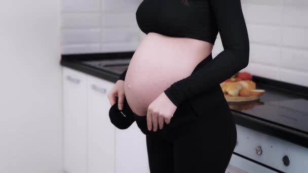 Üçüncü Aylık Dönemde Hamile Bir Kadının Karnını Doyurmak Sırt Ağrısını — Stok video