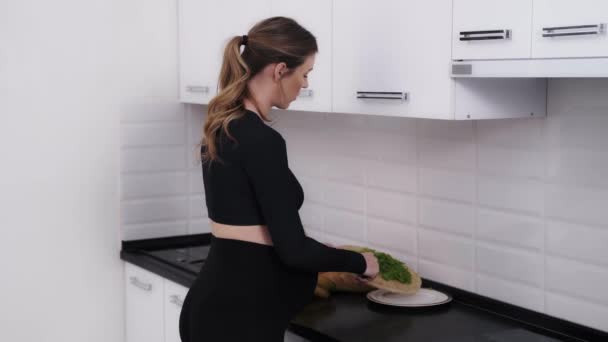 Future Mother Cooking Lunch Kitchen Pregnant Woman Finished Cutting Lettuce — Vídeo de Stock