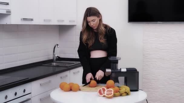 Young Pregnant Woman Preparing Citrus Fruits Making Juice Juicer Machine — Vídeo de Stock