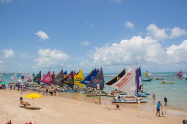2022 Ekim 'inde Brezilya' nın Porto de Galimhas plajında insanlar eğleniyor..