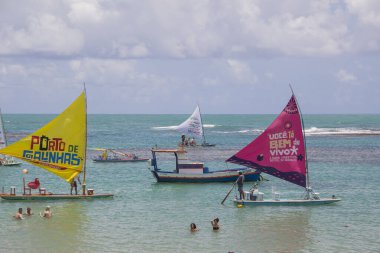 2022 Ekim 'inde Brezilya' nın Porto de Galimhas plajında insanlar eğleniyor..