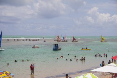 2022 Ekim 'inde Brezilya' nın Porto de Galimhas plajında insanlar eğleniyor..