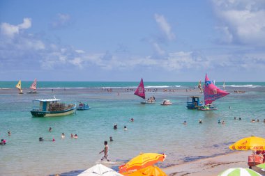 2022 Ekim 'inde Brezilya' nın Porto de Galimhas plajında insanlar eğleniyor..