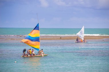 2022 Ekim 'inde Brezilya' nın Porto de Galimhas plajında insanlar eğleniyor..