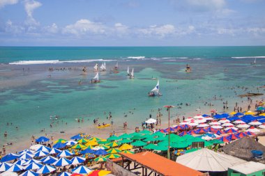 2022 Ekim 'inde Brezilya' nın Porto de Galimhas plajında insanlar eğleniyor..