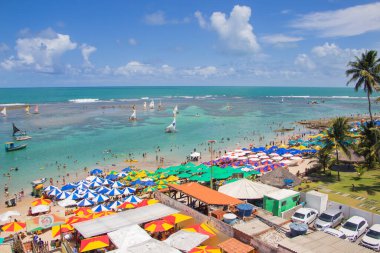 2022 Ekim 'inde Brezilya' nın Porto de Galimhas plajında insanlar eğleniyor..