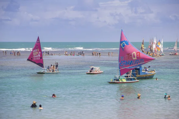 Люди Веселятся Бразильском Пляже Октябре 2022 Года Порто Галимхас Бразилия — стоковое фото