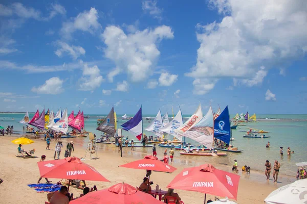 Люди Веселятся Бразильском Пляже Октябре 2022 Года Порто Галимхас Бразилия — стоковое фото