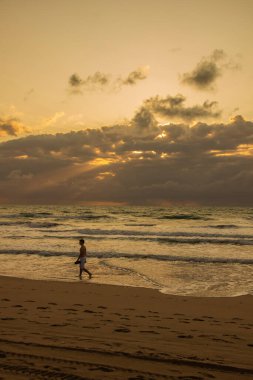 2022 Ekim 'inde Brezilya' nın Porto de Galinhas plajında insanlar eğleniyor..