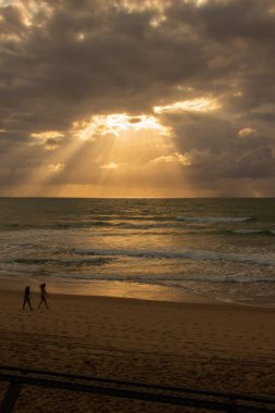 2022 Ekim 'inde Brezilya' nın Porto de Galinhas plajında insanlar eğleniyor..