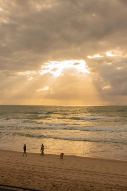2022 Ekim 'inde Brezilya' nın Porto de Galinhas plajında insanlar eğleniyor..