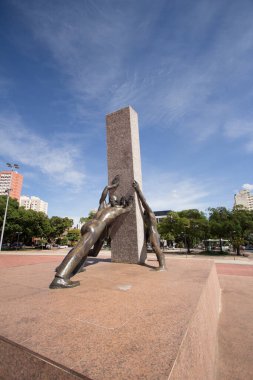 Üç İnsan Irkı Anıtı, bu heykelin Goiania şehrinin Medeni Meydanı 'nda ortaya çıkardığı isim. 01 Eylül 2018 'de, Goiania, Brezilya.