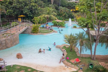 RIO QUENTE, BRAZIL - Aralık 2022 Brezilyalı insanlar termal havuzda eğleniyor Aralık 2022, Rio Quente, Brezilya.