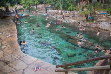 RIO QUENTE, BRAZIL - Aralık 2022 Brezilyalı insanlar termal havuzda eğleniyor Aralık 2022, Rio Quente, Brezilya.