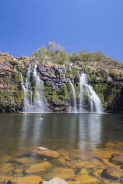 Brezilya halkı 2023 Temmuz 'unda şelalede eğleniyor..