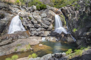 Brezilya Şelalesi. Bu şelale çok güzel, soğuk ve Brezilya Savannah 'ında bulunuyor.