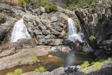 Brezilya Şelalesi. Bu şelale çok güzel, soğuk ve Brezilya Savannah 'ında bulunuyor.