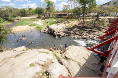 Brezilyalılar güzel nehirde eğleniyor Eylül 2023 'te, Pirenopolis, Brezilya.