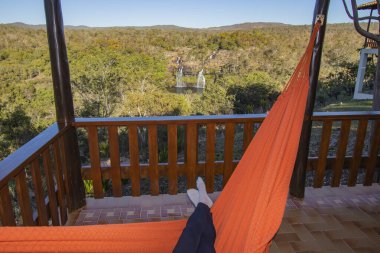 Güzel şelaleyle tatildeyken tatilin tadını çıkarıyorum.