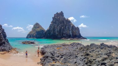 2025 Eylül 'ünde Brezilya' nın birçok güneşli gününde Brezilya 'nın Fernando de Noronha plajında insanlar eğleniyor..