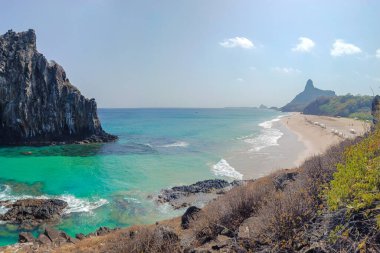 2025 Eylül 'ünde Brezilya' nın birçok güneşli gününde Brezilya 'nın Fernando de Noronha plajında insanlar eğleniyor..