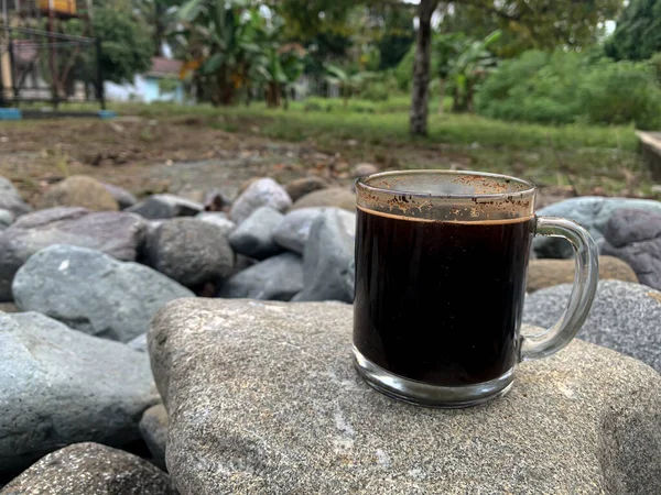 Kayanın Üstünde Bir Fincan Sade Kahve — Stok fotoğraf