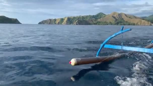 Barco Pesquero Balanceador Corta Través Del Agua Mientras Navega Barco — Vídeo de stock