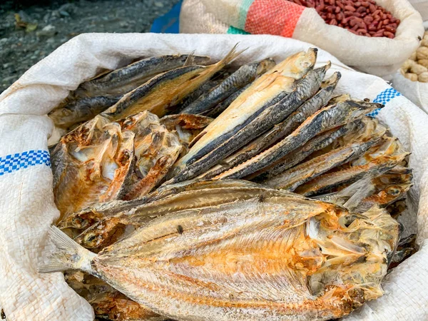 Αποξηραμένα Ψάρια Λευκό Σάκο Που Πωλούνται Στην Αγορά — Φωτογραφία Αρχείου
