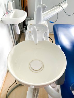 Diş Hekimliği Enstrümanları Ofisi 'nde. Diş geçmişi: Klinikte çalışma (işlem, diş değiştirme)).