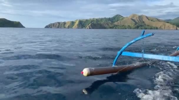 Barco Pesquero Balanceador Corta Través Del Agua Mientras Navega Barco — Vídeo de stock