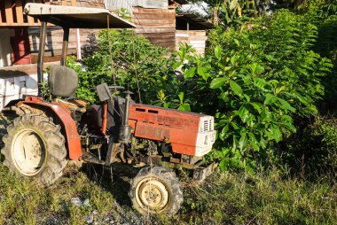 Kırmızılı eski paslı traktör alanda