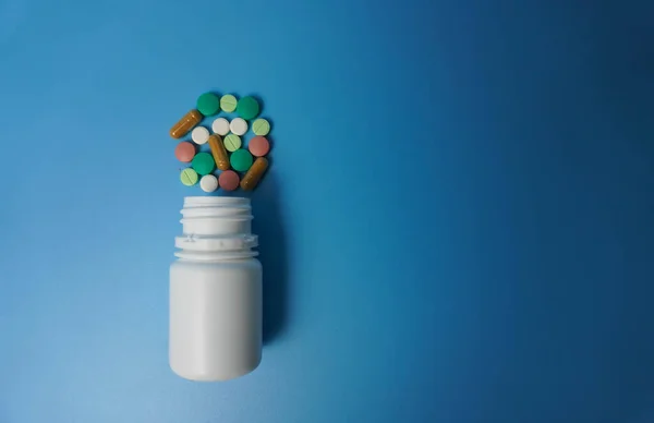 Verschiedene Bunte Pharmazeutische Medikamententabletten Tabletten Und Kapseln Sowie Weiße Flaschen — Stockfoto