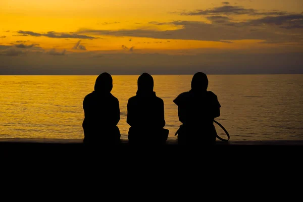 Sad Siluet People Sunset Background Silhouette Three Women Sitting Beach — Stock Photo, Image