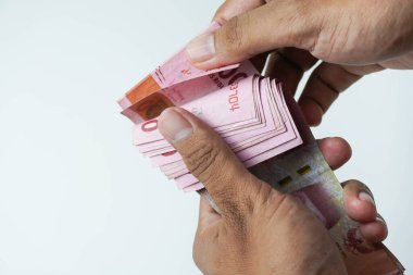 Beyaz arka planda Endonezya rupia parası sayma işlemi