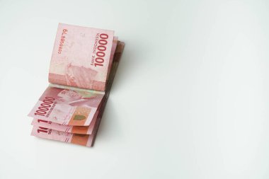 Beyaz arka planda Endonezya parası (Rupiah) yığını. yüz bin.