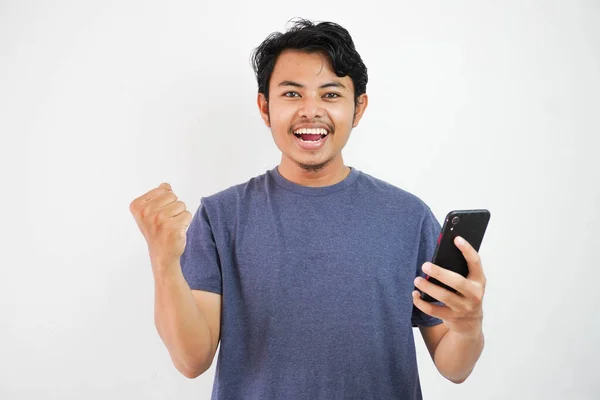 Podekscytowany Uśmiechnięty Lub Szczęśliwy Młody Azjata Granatowej Koszulce Trzymający Telefon — Zdjęcie stockowe