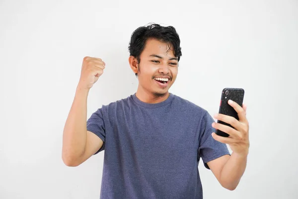 Podekscytowany Uśmiechnięty Lub Szczęśliwy Młody Azjata Granatowej Koszulce Telefonem Odizolowany — Zdjęcie stockowe