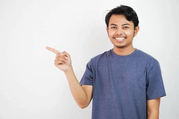 Χαμογελώντας Χαρούμενος Όμορφος Νεαρός Ασιάτης Δάχτυλό Του Δείχνει Απομονωμένος Λευκό — Φωτογραφία Αρχείου