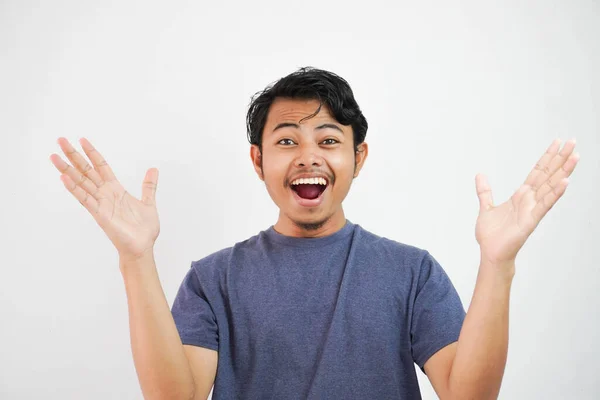 Terkejut Khawatir Pria Asia Yang Tampan Dengan Pakaian Kasual Tersenyum — Stok Foto