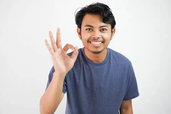 Potret Seorang Pria Asia Muda Yang Ceria Atau Bahagia Menunjukkan — Stok Foto
