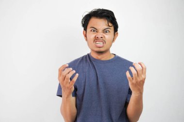 Kızgın, dalgın, Asyalı genç bir adamın çığlığının portresi. Panikleyen genç Asyalı adam beyaz arka planda izole edilmiş. Stres patlaması ofis sendromu aşırı çalışma ofis erkeği