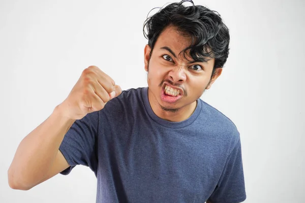 Wściekły Agresywny Młody Azjata Człowiek Nosić Koszulka Granatowy Kolor Krzycząc — Zdjęcie stockowe